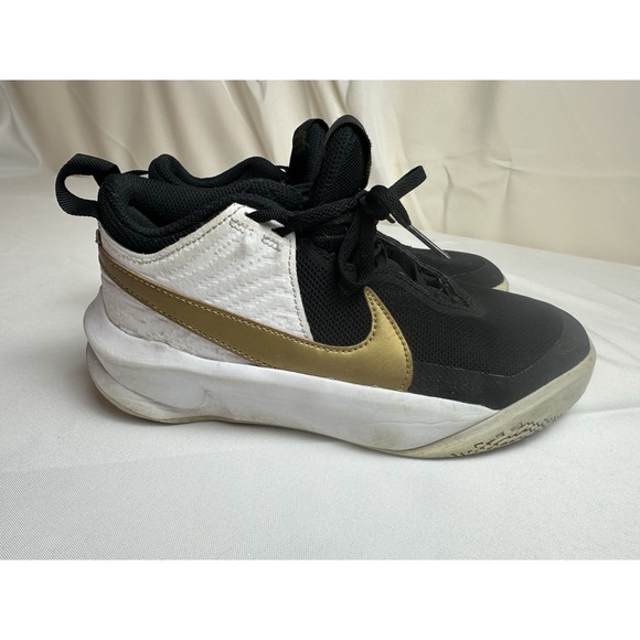 Nike Team Hustle D 10 Youth Kids Size 4 (GS) Black Gold Basketball Shoes - Picture 4 of 7